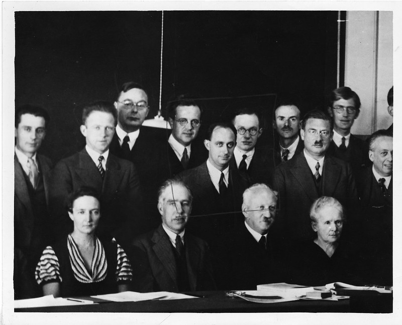 photo of physicists at the 1933 solvay conference